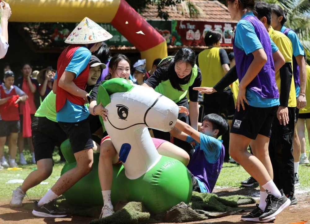 Toàn cảnh khu vực chuẩn bị đạo cụ thú nhún khổng lồ trước giờ xuất phát