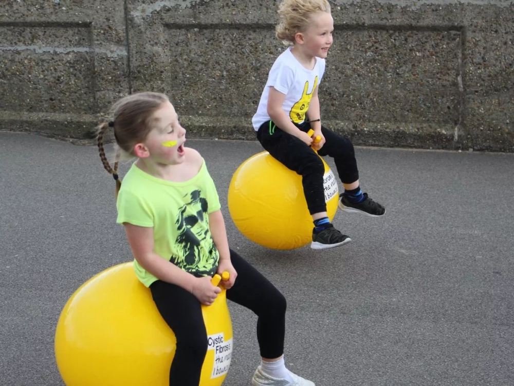 Kết hợp thú nhún lò xo team building vào các trạm thử thách liên hoàn