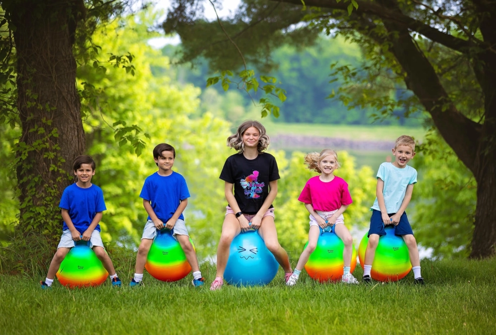 Các bé hào hứng tham gia hội thao đua thú nhún mầm non tại sân trường