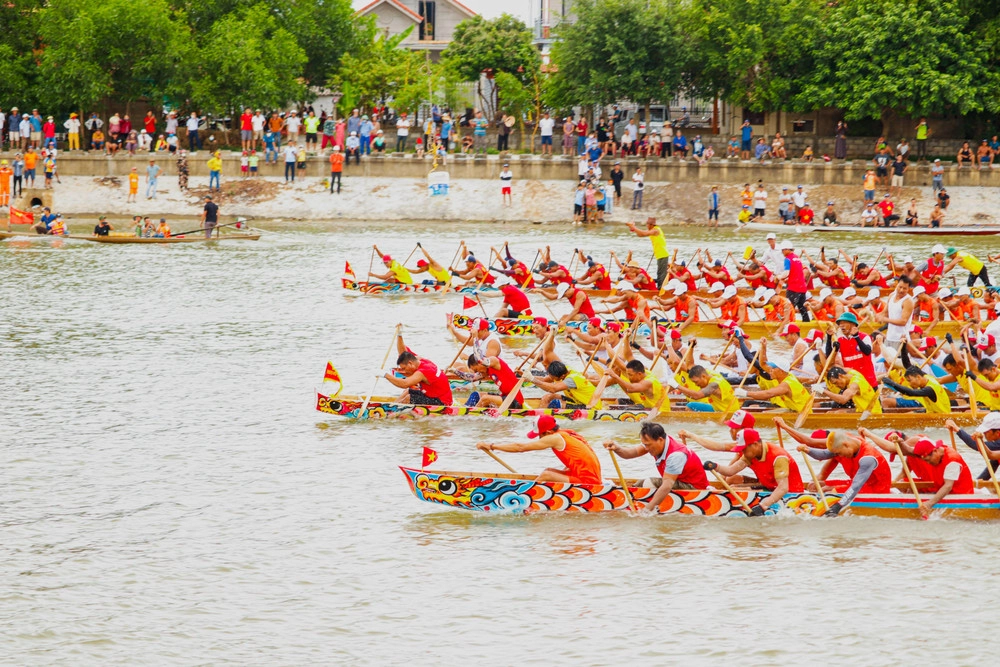 Đua thuyền tạo không khí sôi động ngày hội làng