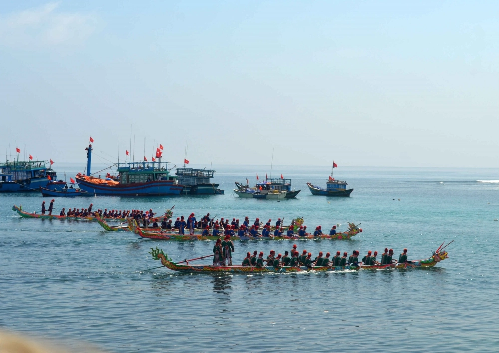 Đội đua thuyền thể hiện tinh thần đồng lòng