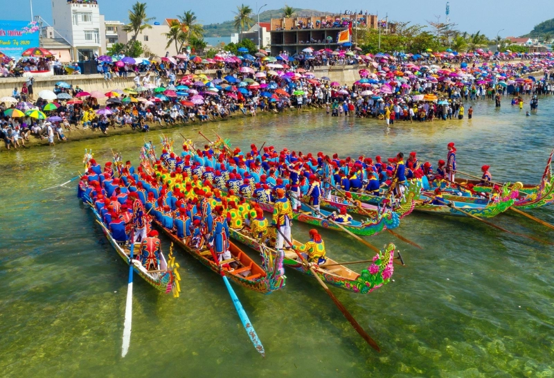 Đua thuyền là trò chơi dân gian vui nhộn sôi động