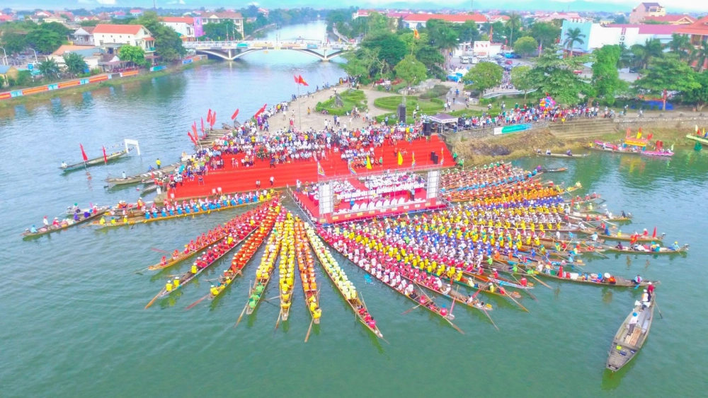 Đua thuyền mang không khí tranh tài sôi động