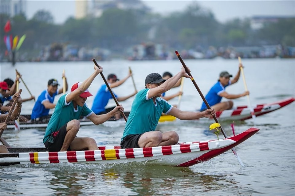 Ảnh đua thuyền đẹp nổi bật nhịp nước cuộn trào
