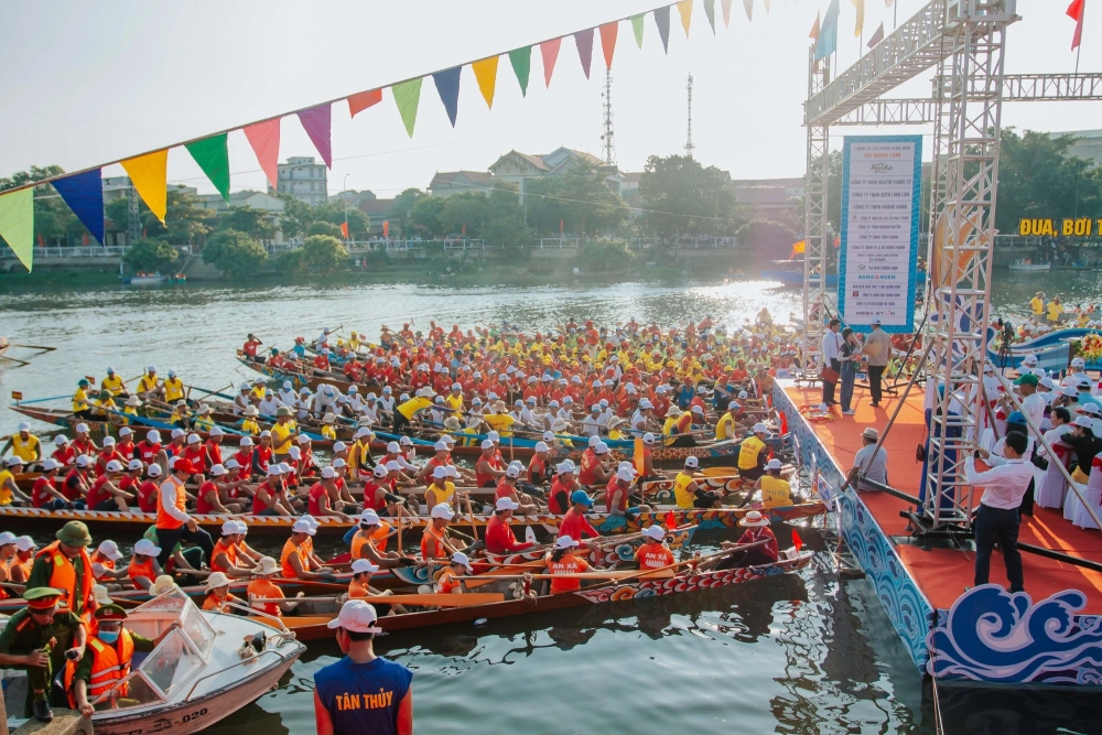 Giải đua thuyền thu hút đông đảo đội tham gia