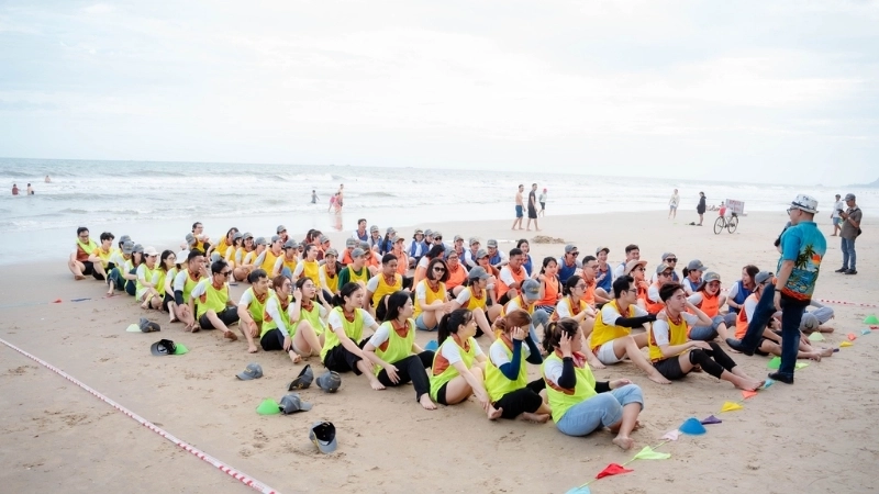 Khoảnh khắc đua thuyền trên cạn hài hước của các thành viên trong chuyến du lịch