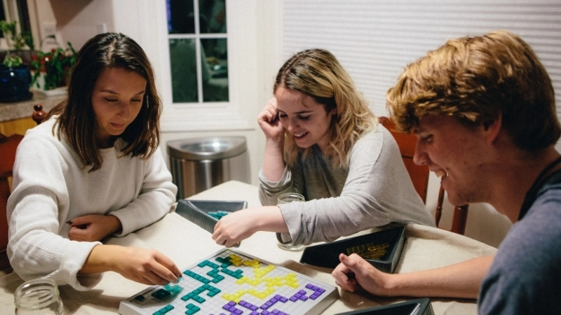 Hình ảnh đuổi hình bắt chữ dành cho trẻ em với những nét vẽ đơn giản và màu sắc sinh động