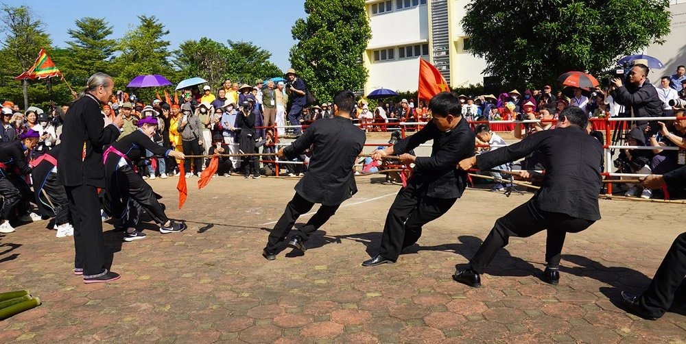 Ảnh chụp đội kéo co thể hiện quyết tâm chiến thắng
