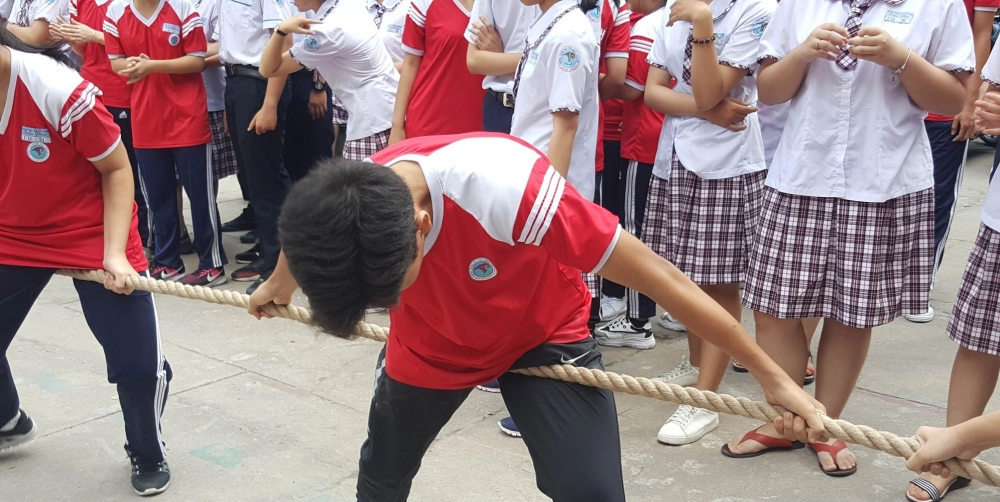 Tấm ảnh kéo co ngược 4k sắc nét ghi lại biểu cảm quyết tâm của người chơi