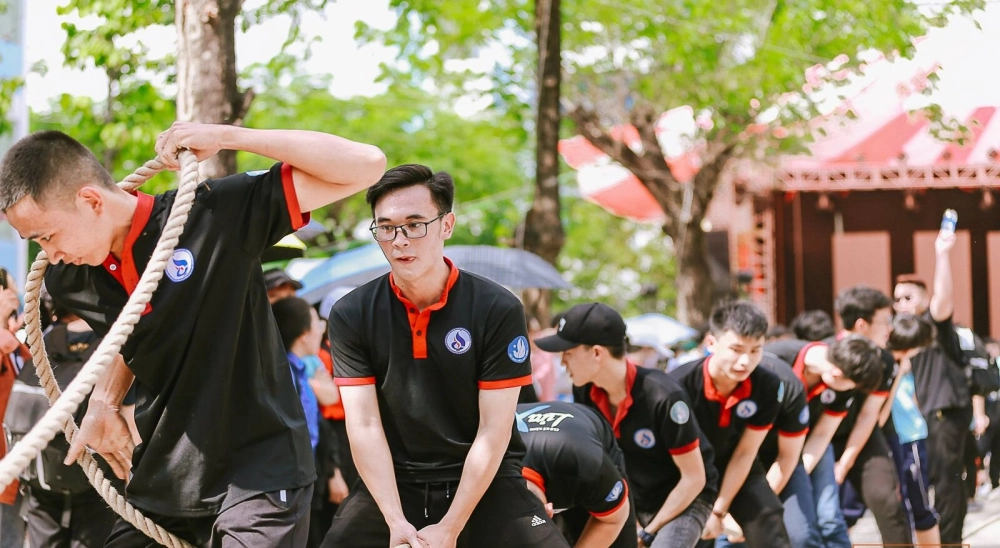 Ban tổ chức hướng dẫn cách tổ chức kéo co ngược chuyên nghiệp trên sân vận động