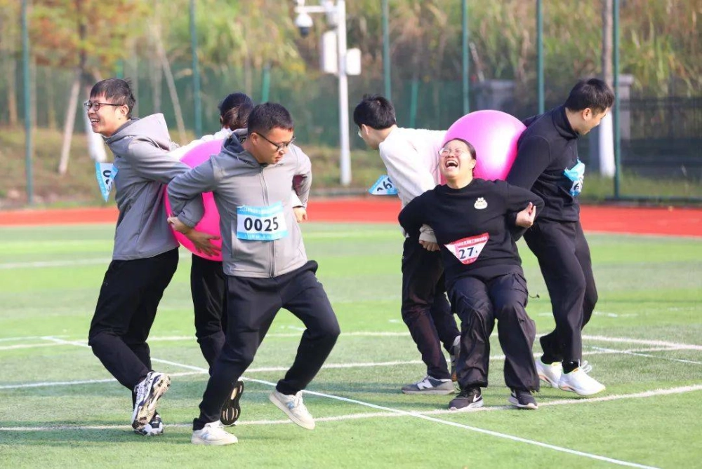 Kẹp bóng bay về đích theo kịch bản team building sáng tạo