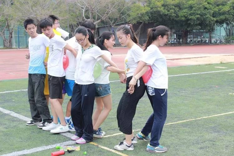 Thành viên khéo léo thể hiện cách chơi kẹp bóng không dùng tay để đưa bóng về đích an toàn