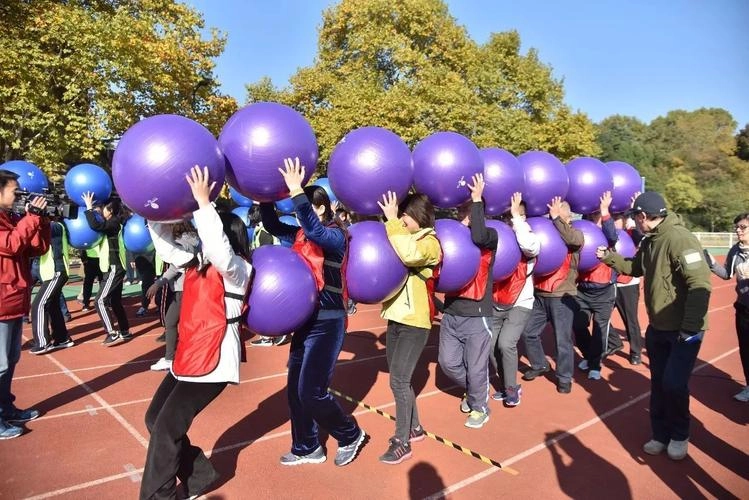 Khoảnh khắc các đội tham gia thử thách kẹp bóng lầy lội trên sân cỏ đầy ắp tiếng cười