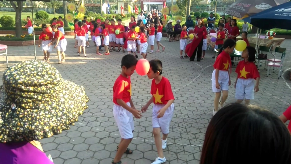 Cận cảnh đạo cụ kẹp bóng gồm bóng bay nhiều màu và vạch đích