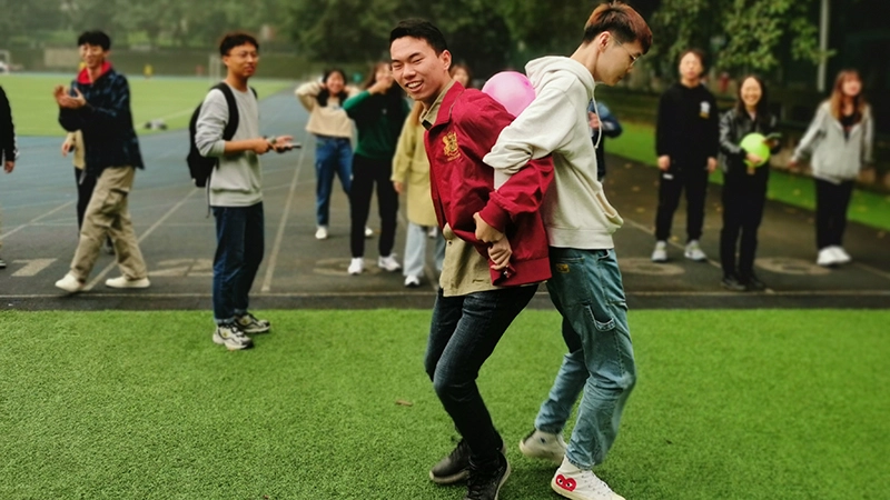 Các cặp đôi thực hiện thử thách kẹp bóng đôi về đích trên bãi biển