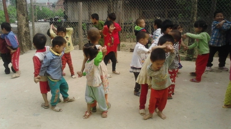 Bé hào hứng tham gia trò chơi lộn cầu vồng cùng bạn bè