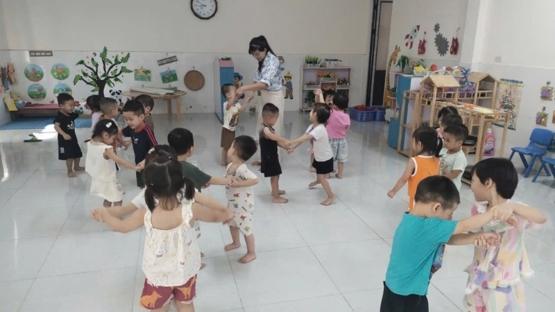 Bé học phối hợp nhóm nhờ cách chơi lộn cầu vồng dễ hiểu