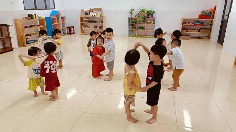 Niềm vui bất tận với lộn cầu vồng cho trẻ em ngoài lớp học