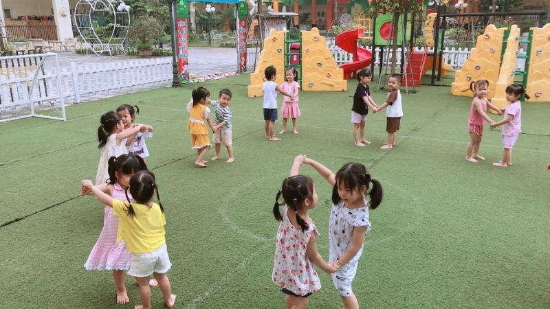 Bé vận động linh hoạt với cách tổ chức trò lộn cầu vồng