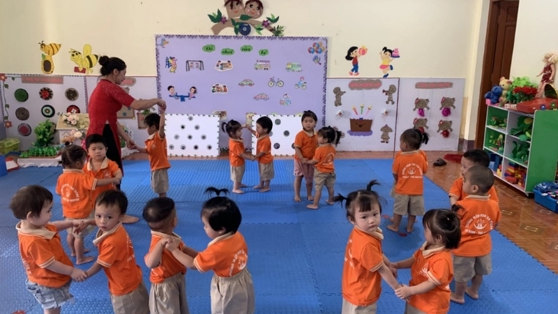 Trẻ phát triển thể chất qua trò chơi lộn cầu vồng tại lớp