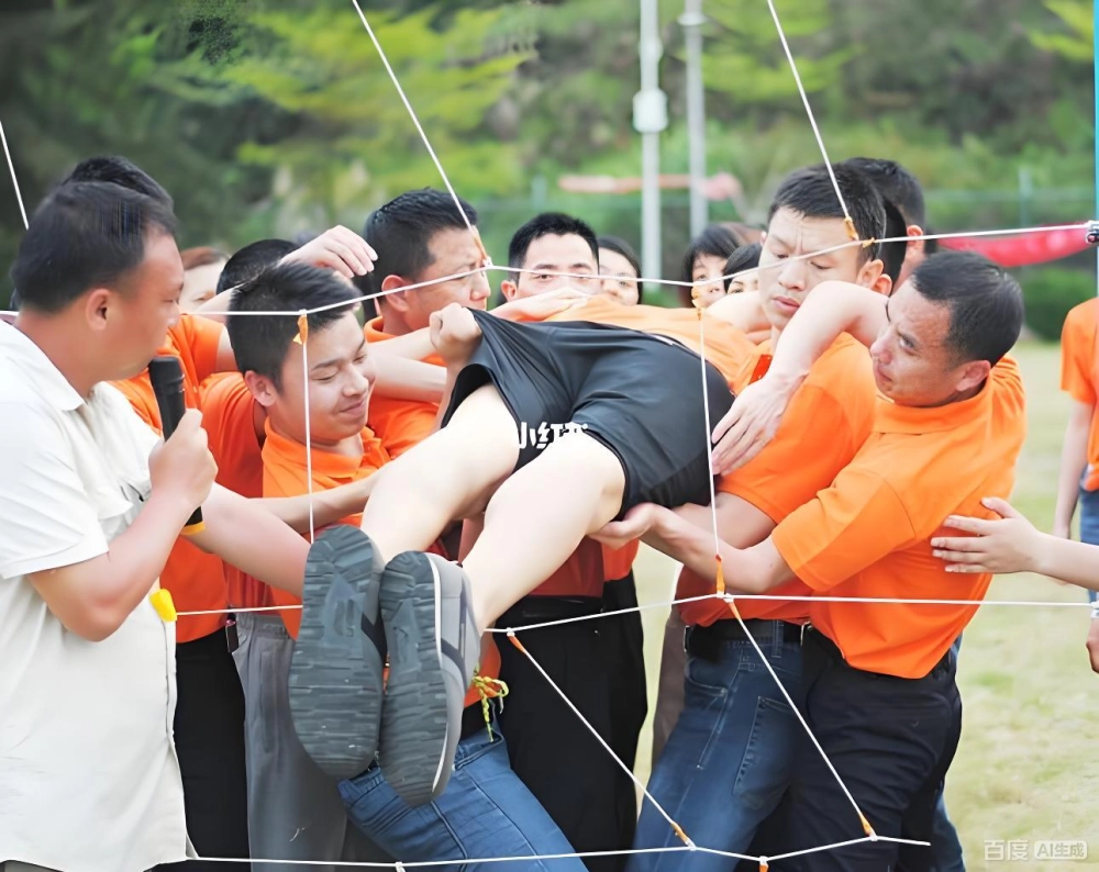 Hình ảnh mạng nhện độc ngoài trời được thiết lập công phu giữa hai hàng cây trong rừng