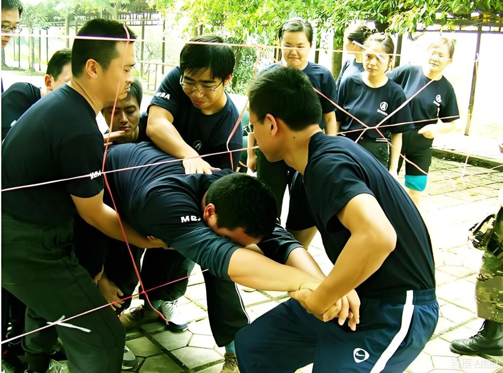 Hình ảnh nhóm vượt mạng nhện cùng nhau trong những bộ đồng phục thời trang thiết kế riêng