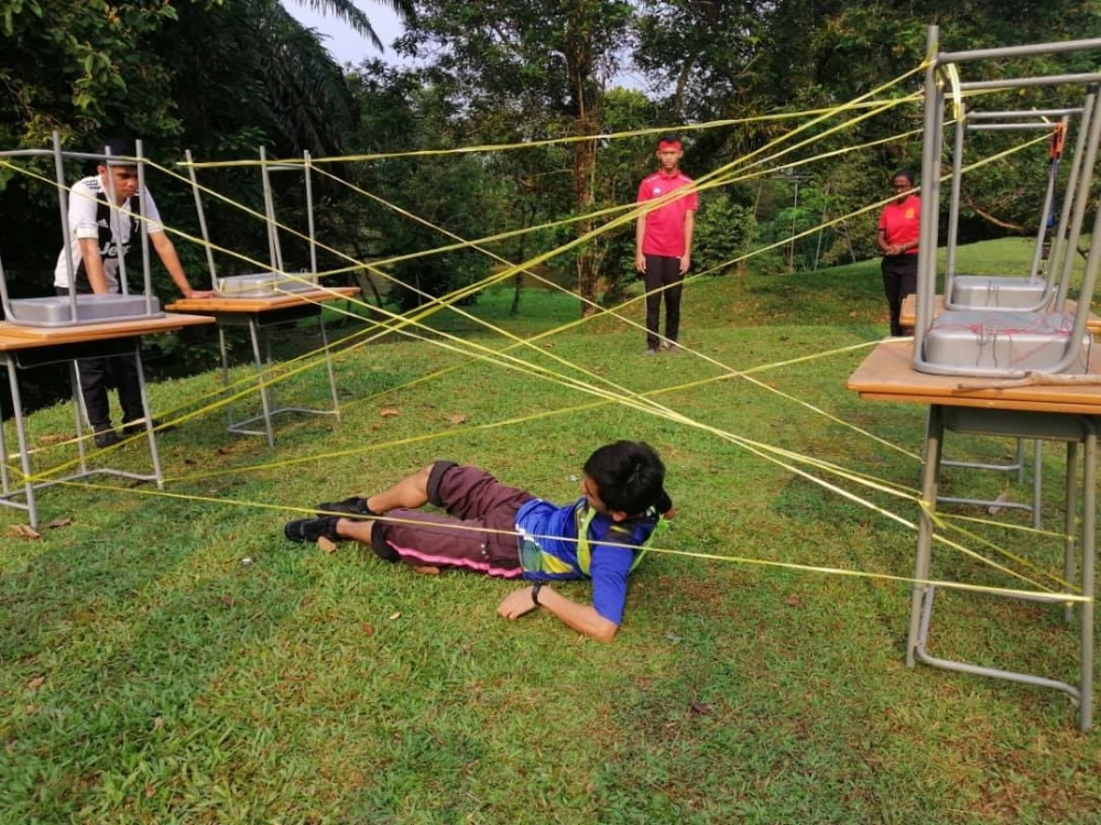 Hoạt động mạng nhện độc gắn kết đồng đội giúp các bạn nữ tự tin khoe cá tính thời trang tập thể