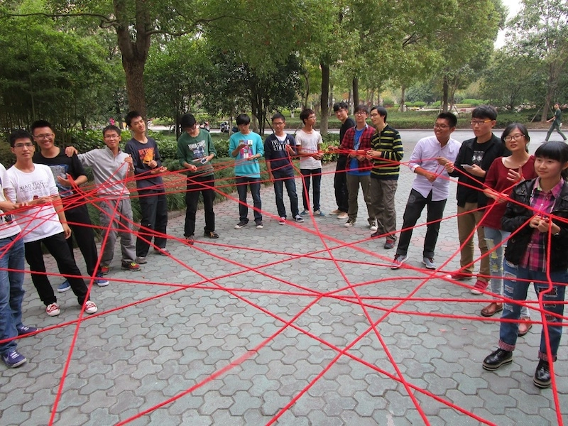 Trò chơi tư duy mạng nhện độc giúp các bạn gái rèn luyện sự khéo léo trong bộ đồ thể thao ôm sát