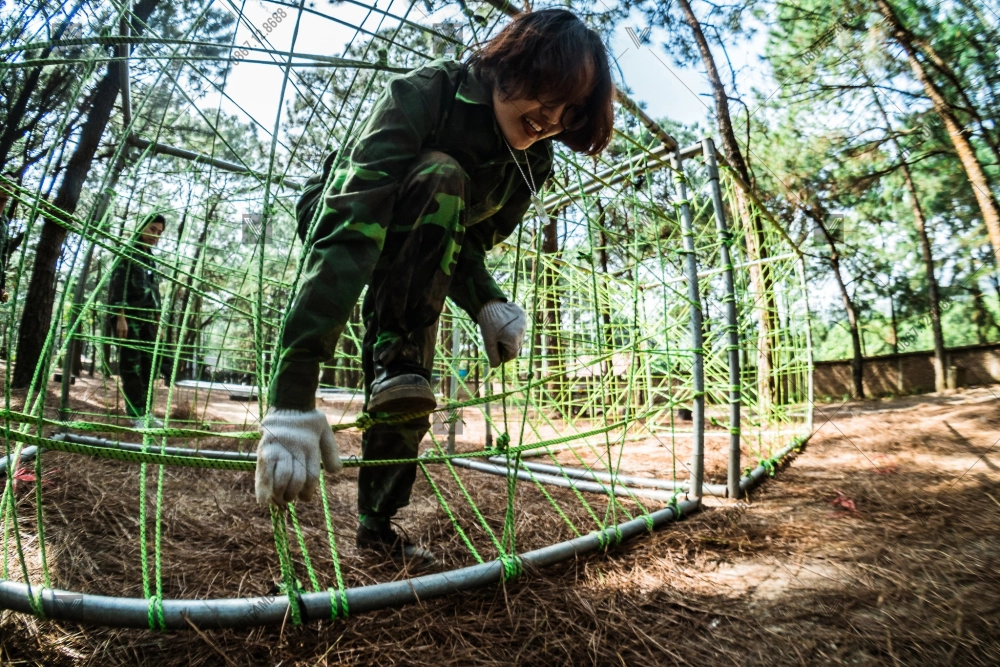 Sử dụng đạo cụ mạng nhện độc bằng dây ruy băng sắc màu làm nền cho bộ sưu tập váy mùa hè