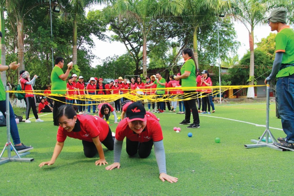 Hình ảnh mạng nhện độc ngoài trời với những bộ trang phục dã ngoại nữ tính và bền bỉ