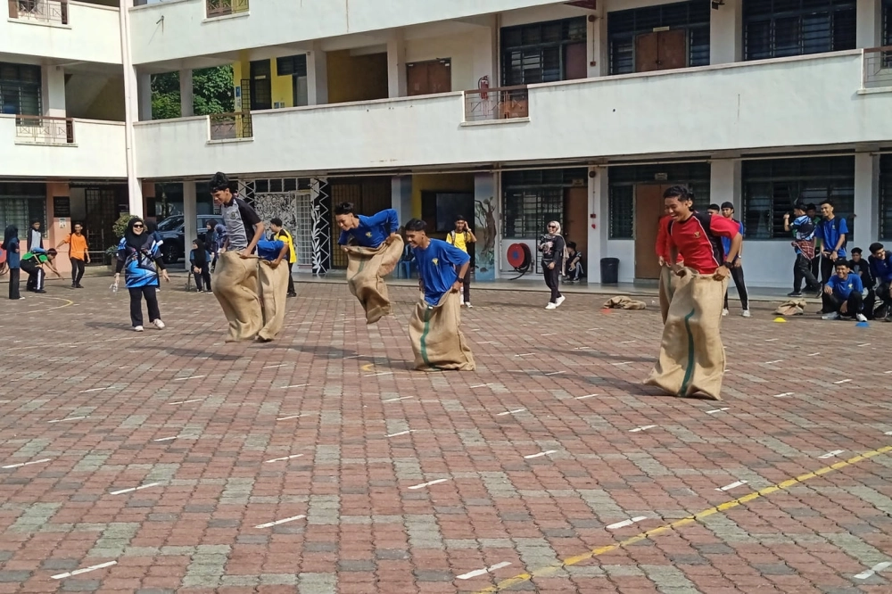 Trò chơi nhảy bao bố đội mũ bảo hiểm đầy lầy lội và hài hước trong kịch bản team building