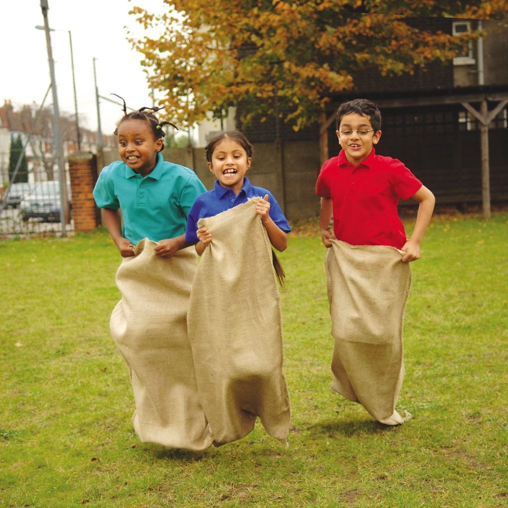 Cách chơi trò chơi nhảy bao bố mầm non an toàn và vui nhộn dưới sự hướng dẫn của giáo viên