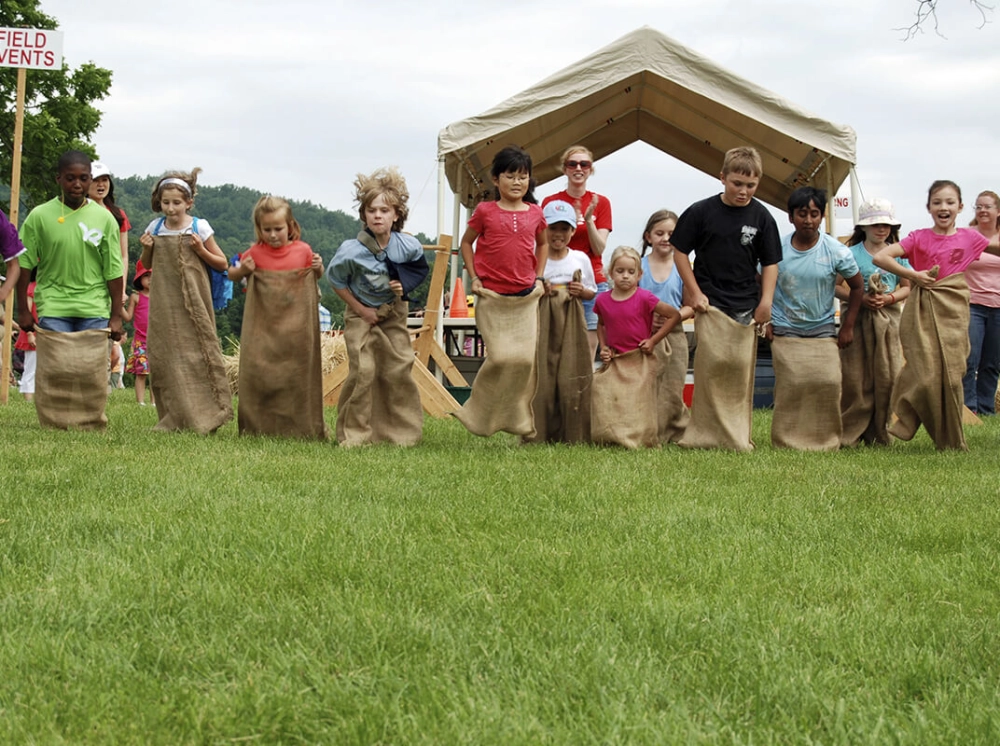 Cách chơi nhảy bao bố đơn giản giúp rèn luyện sức bền và sự khéo léo cho mọi lứa tuổi