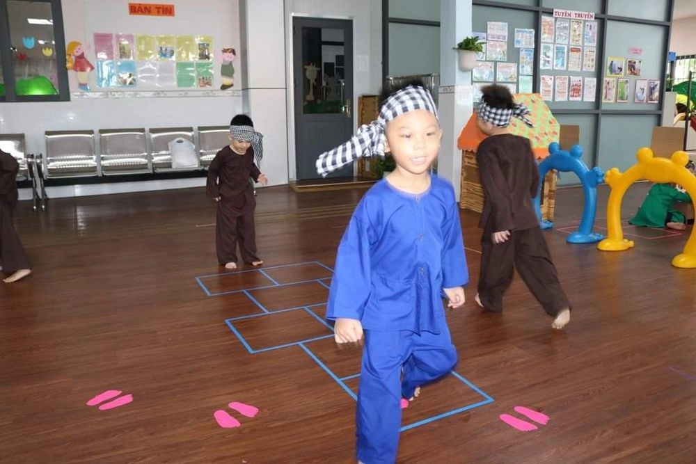Nhảy lò cò gắn liền ký ức tuổi thơ sân trường