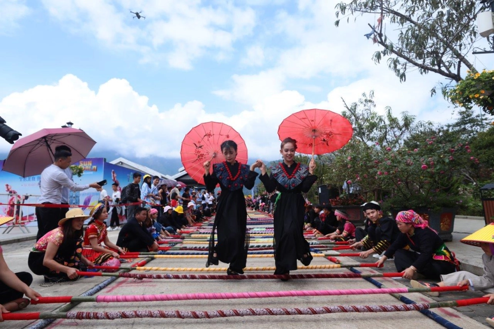 Nhảy sạp lễ hội thu hút đông đảo người tham gia