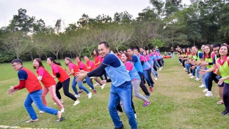 Hình ảnh nhóm nhảy hài hước với những bộ trang phục màu sắc rực rỡ đang khuấy động sân khấu