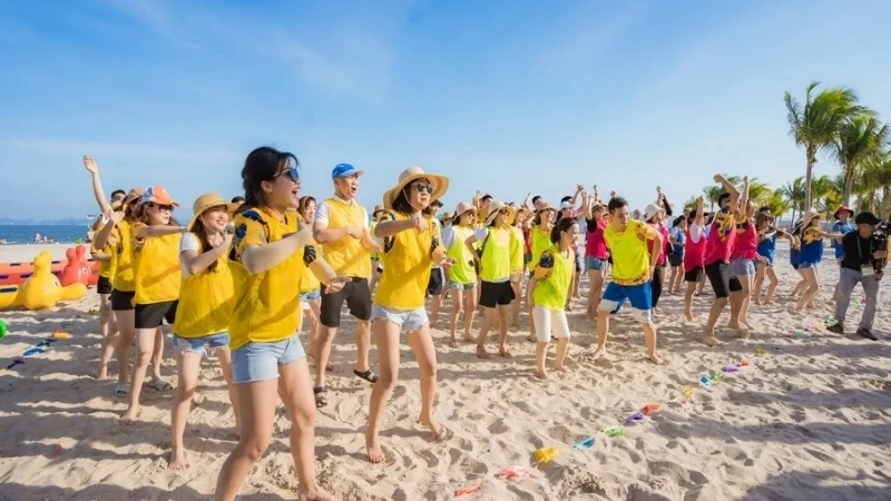 Cảnh tượng các bé thiếu nhi hào hứng tham gia nhảy theo nhạc cho trẻ em trong ngày hội gia đình