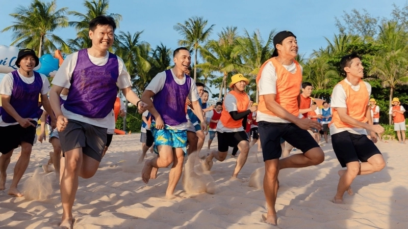 Biểu cảm tập trung của các đội trưởng khi dẫn dắt thành viên thực hiện bài nhảy flashmob đơn giản