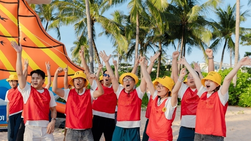 Nụ cười rạng rỡ của đội giành giải nhất cuộc thi nhảy theo nhạc vui nhộn khi nhận cúp lưu niệm