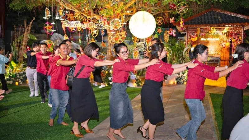 Tổng quan các thiết bị âm thanh và danh sách bài nhạc nhảy team building sôi động được chuẩn bị sẵn trên máy tính