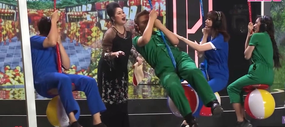 Khoảnh khắc người chơi đeo tai nghe tập trung đoán khẩu hình đồng đội