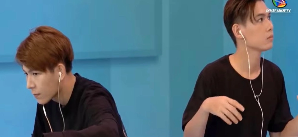 Hình ảnh trò chơi tam sao thất bản hài hước khi các thành viên cố gắng truyền tin