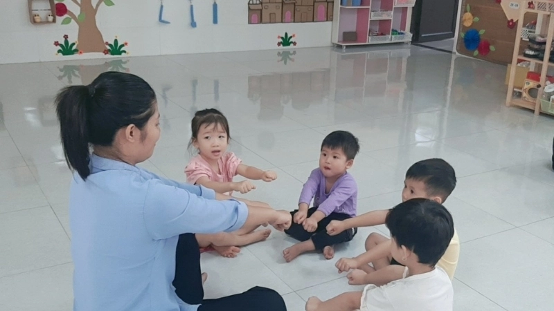 Tham gia trò chơi tập tầm vông mỗi buổi sáng thêm năng động