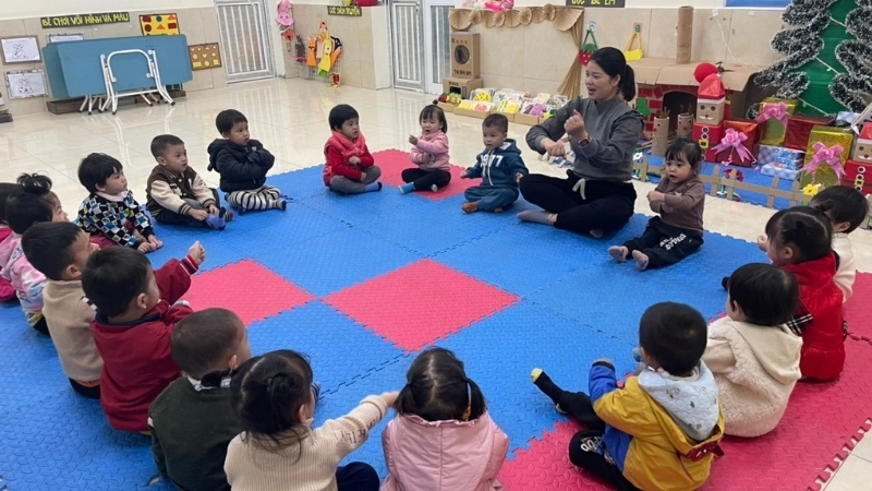 Hoạt động năng động với tập tầm vông mầm non tại lớp học