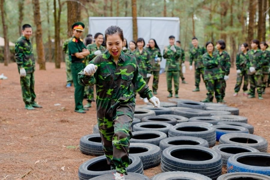 Đội ngũ nhân viên chuyên nghiệp trong bộ trang phục team building quân đội rằn ri mạnh mẽ sẵn sàng cho các thử thách