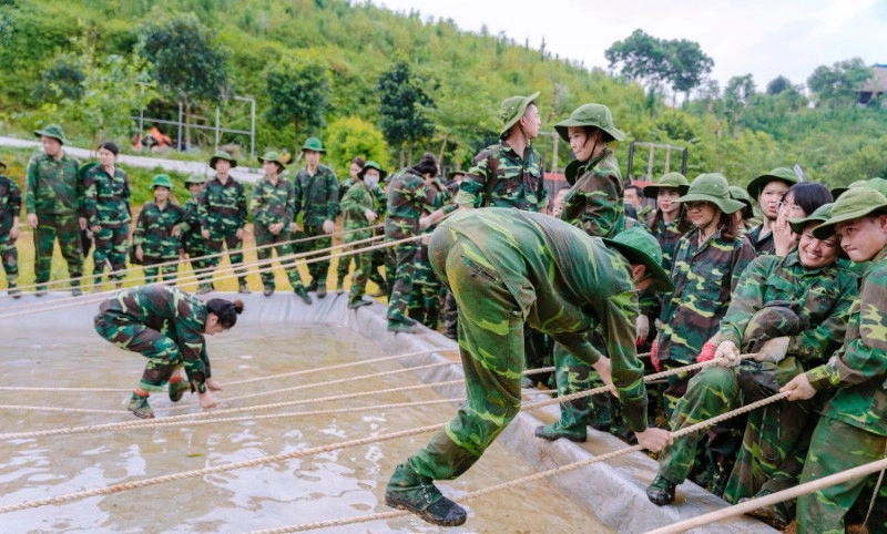 Đội ngũ mang quân trang thực hiện hành quân team building xuyên qua các địa hình đồi núi phức tạp để về đích