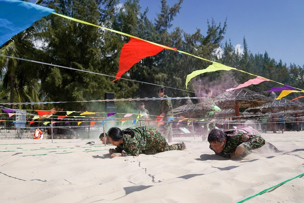 Hình ảnh team building quân đội bốc lửa với khói màu và không khí huấn luyện kịch tính