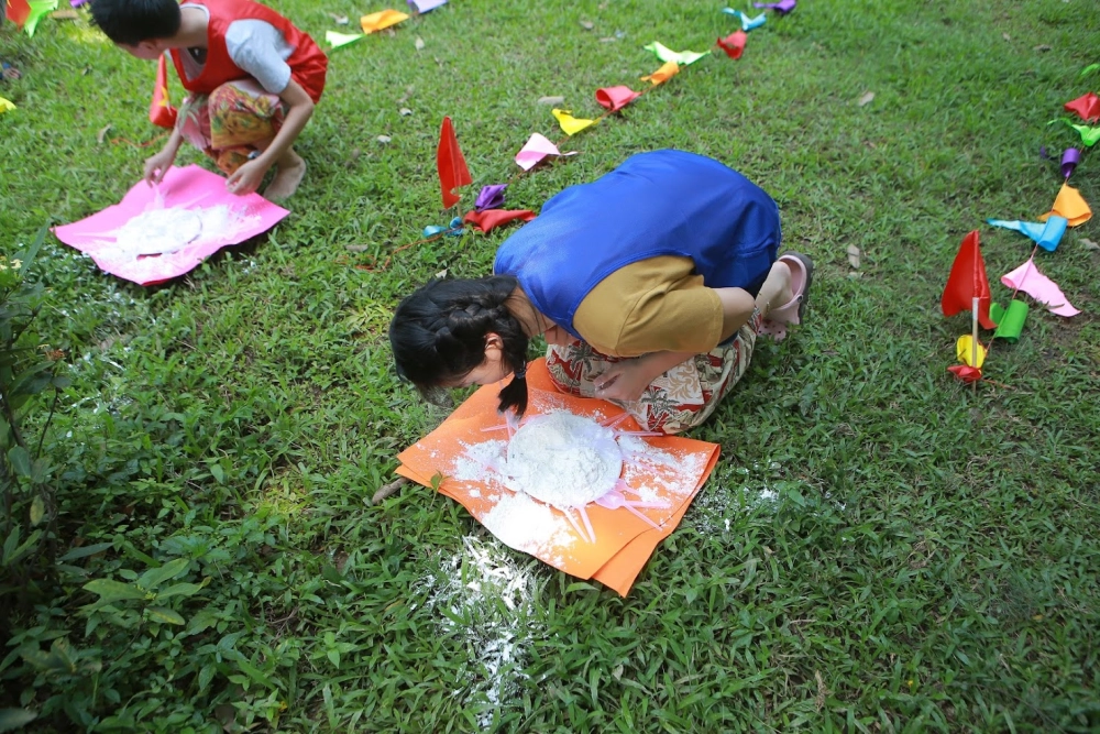 Chuẩn bị đầy đủ đạo cụ thổi bột tìm kẹo bao gồm đĩa nhựa và bột mì mịn cho trò chơi