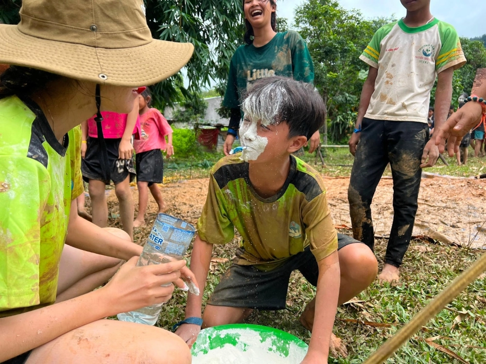 Gắn kết tinh thần đồng đội qua trò chơi thổi bột tìm kẹo team building đầy sôi nổi trên bãi biển
