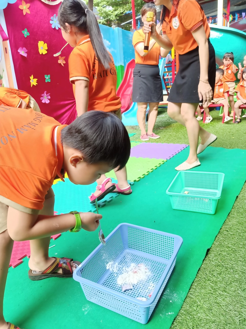 Tổ chức trò chơi dã ngoại thổi bột giúp các thành viên gia đình có những phút giây thư giãn